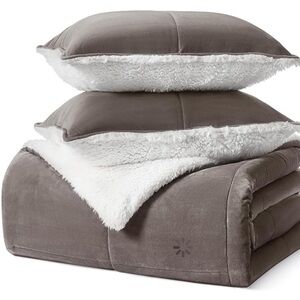 UGG 00434 Blissful
Full-Queen Comforter
Set Reversible